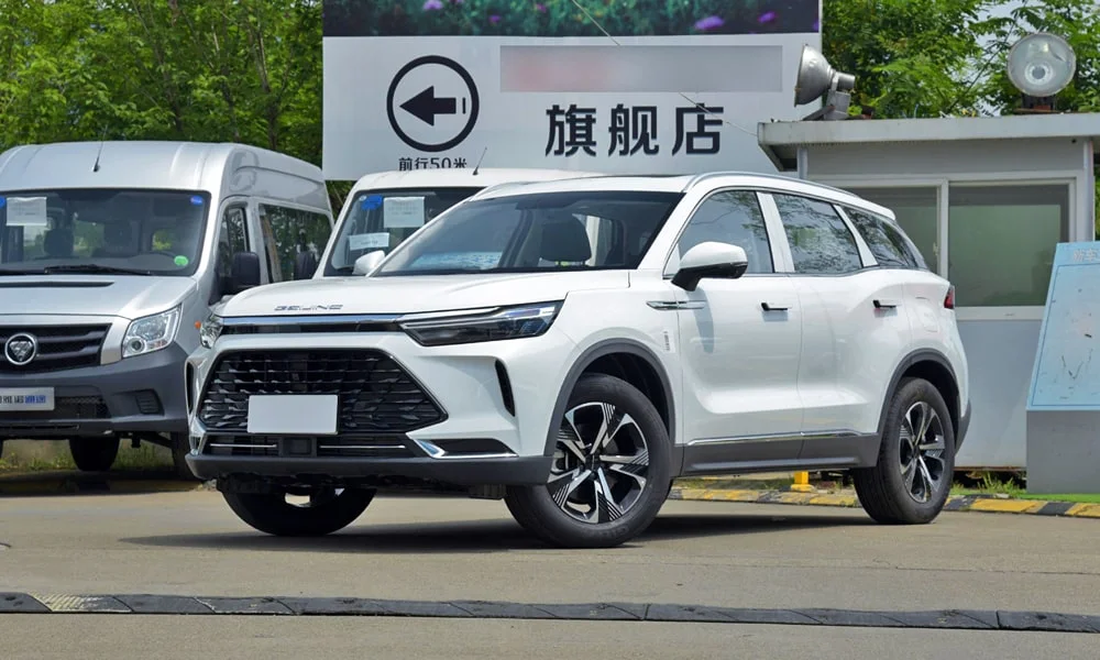 Фото BAIC X7 (2023) — вид спереди, фото 7. Анфас: пропорции капота, посадка кузова и графика ходовых огней. Дневные ходовые огни включаются автоматически с запуском BAIC X7 (2023) — вид спереди, фото 7