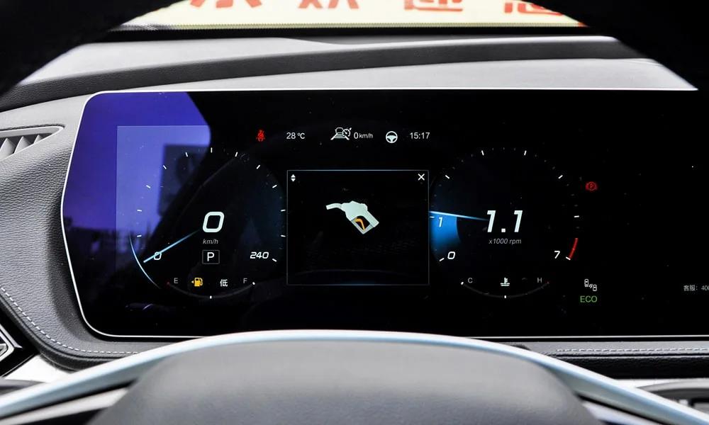 Фото BAIC X7 (2023) — приборная панель. Экран приборов за рулём — вся ходовая информация перед глазами. Запас хода и расход выводятся крупно — главные цифры ежедневных поездок BAIC X7 (2023) — приборная панель