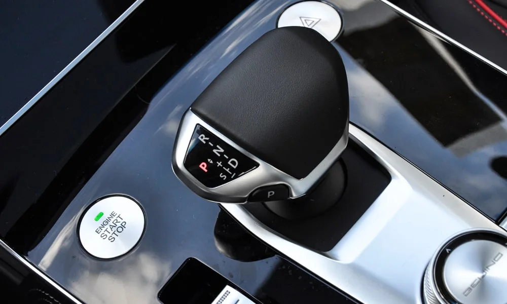 Фото BAIC X7 (2023) — селектор коробки передач. Селектор трансмиссии на центральной консоли. Автохолд удерживает машину на светофоре без ноги на тормозе BAIC X7 (2023) — селектор коробки передач