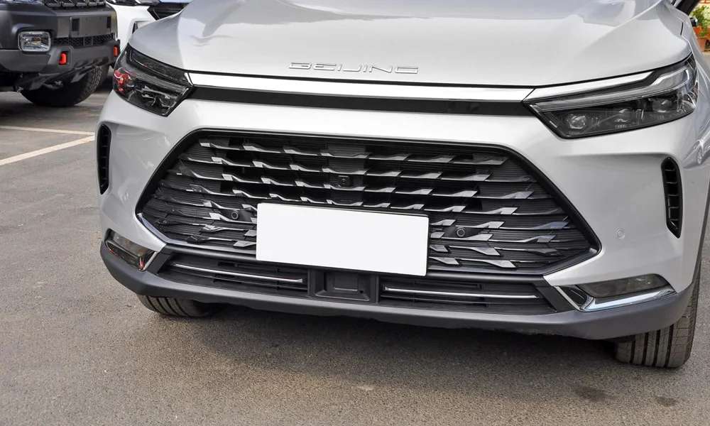 Фото BAIC X7 (2023) — решётка радиатора. Рисунок решётки: сетка, ламели или глухая панель у электроверсий. Активные жалюзи за решёткой закрываются на трассе ради аэродинамики — есть у ряда моделей BAIC X7 (2023) — решётка радиатора