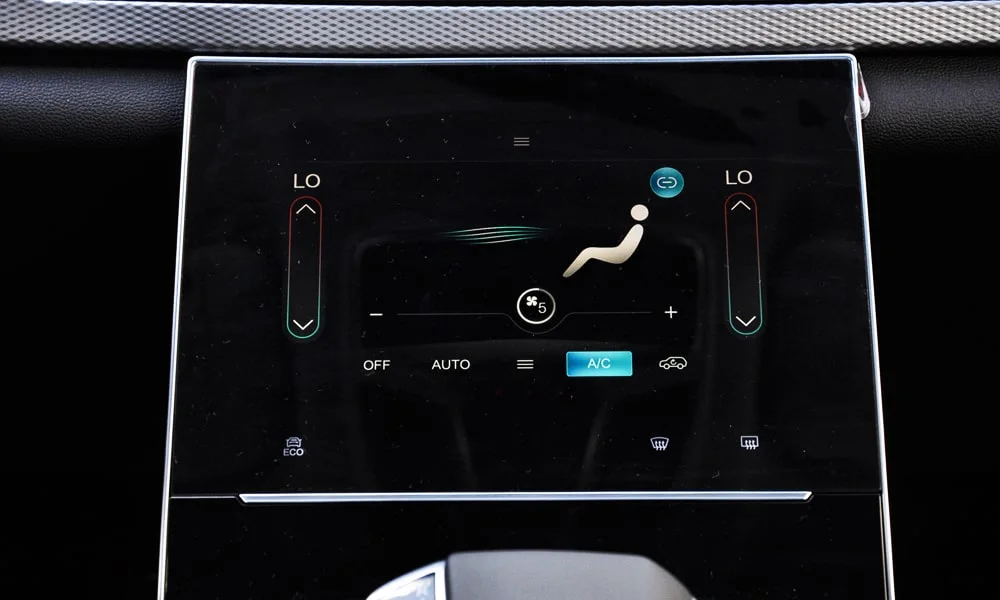 Фото BAIC X7 (2023) — интерьер. Общий план салона: архитектура панели, консоль и кресла. Светлая гамма зрительно расширяет салон, тёмная — практичнее в уходе BAIC X7 (2023) — интерьер