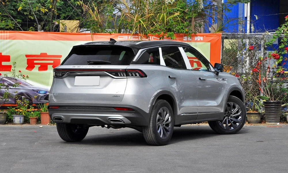 Фото BAIC X7 (2023) — вид сзади, фото 3. Серый кузов сзади — фонари и бампер определяют ночной образ модели. Насадки выхлопа или их имитация внизу бампера различают версии BAIC X7 (2023) — вид сзади, фото 3
