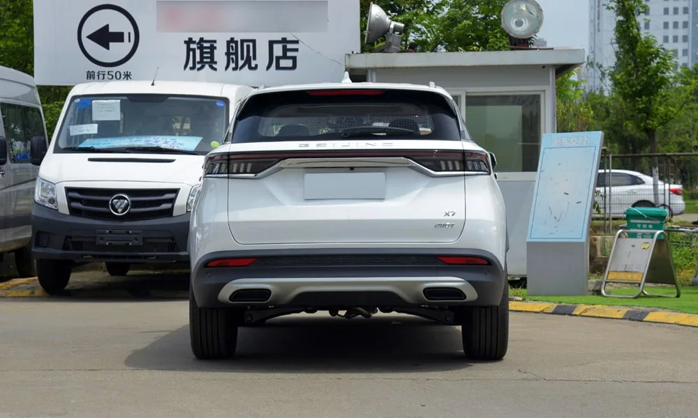 Фото BAIC X7 (2023) — вид сзади, фото 5. Линия крыши, стойки и задняя дверь в белом исполнении. Светодиодная полоса или раздельные секции — задняя оптика стала главным украшением кормы BAIC X7 (2023) — вид сзади, фото 5