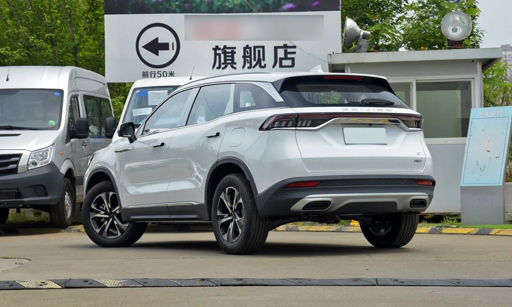 Фото BAIC X7 (2023) — вид сзади, фото 6. Корма в белом цвете: графика фонарей и пластика пятой двери BAIC X7 (2023) — вид сзади, фото 6
