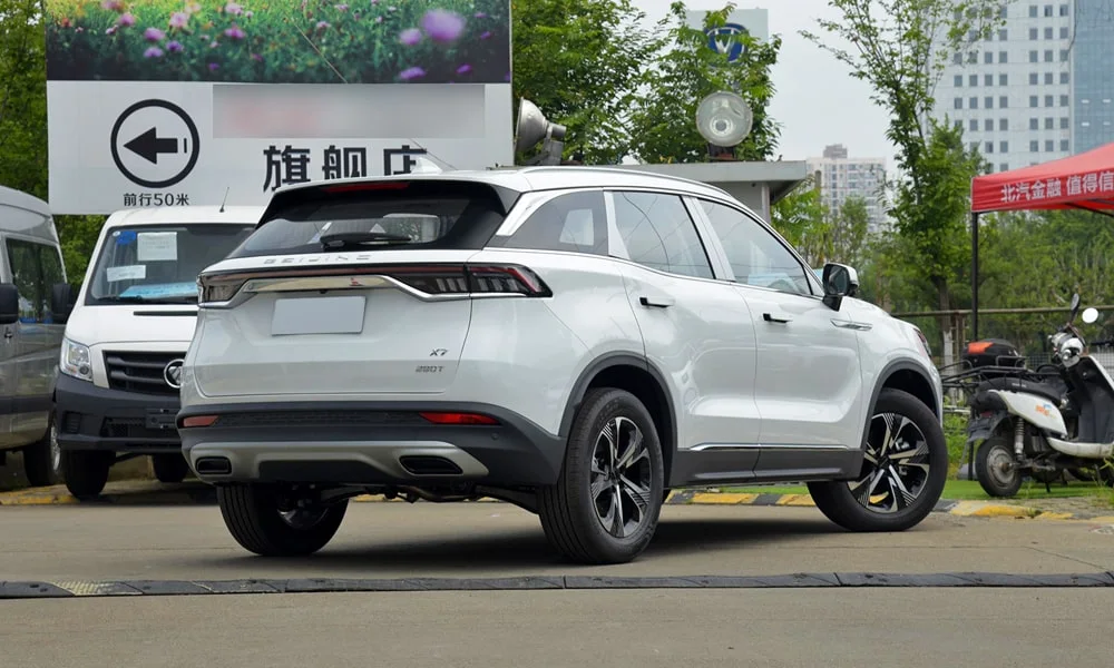 Фото BAIC X7 (2023) — вид сзади, фото 7. Графика фонарей, бампер и оформление пятой двери BAIC X7 (2023) — вид сзади, фото 7