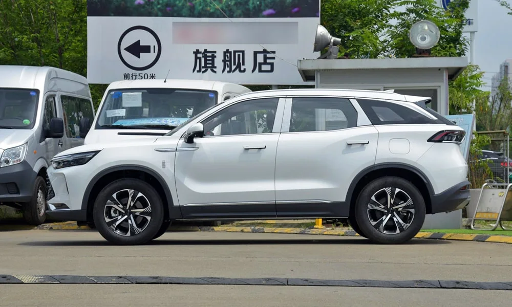 Фото BAIC X7 (2023) — вид сбоку, фото 3. Белый кузов в профиль — пропорции, высота посадки и дизайн дисков. Длинная база — простор второго ряда; короткие свесы упрощают парковку BAIC X7 (2023) — вид сбоку, фото 3