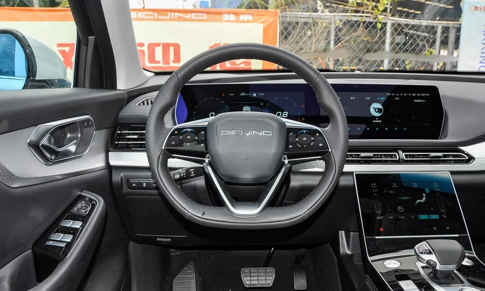 Фото BAIC X7 (2023) — руль. Обшивка обода и компоновка спиц крупным планом. Правильная посадка: руки на «9 и 3», приборы читаются поверх обода BAIC X7 (2023) — руль