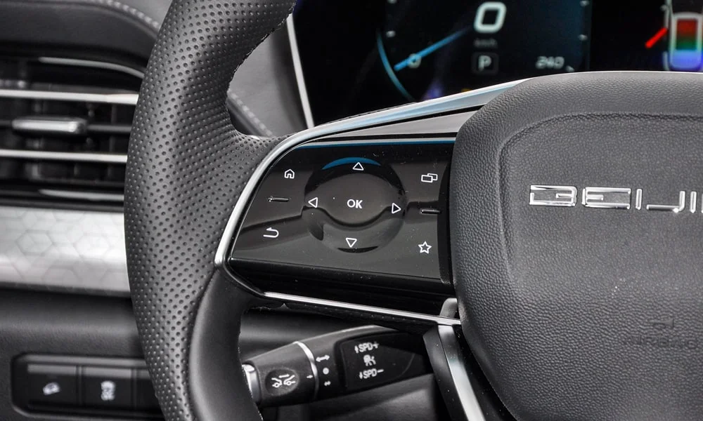 Фото BAIC X7 (2023) — руль, фото 2. Обшивка обода и компоновка спиц крупным планом. Обогрев обода — опция, которую оценят зимой BAIC X7 (2023) — руль, фото 2