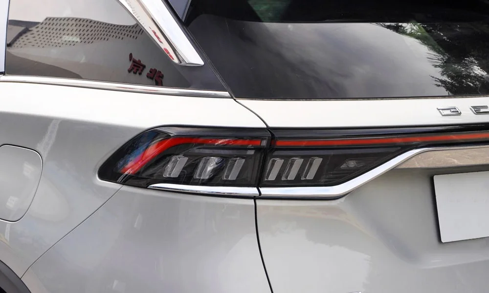 Фото BAIC X7 (2023) — задние фонари. Рассеиватель фонаря вблизи: компоновка секций габарита, стопа и поворотника BAIC X7 (2023) — задние фонари