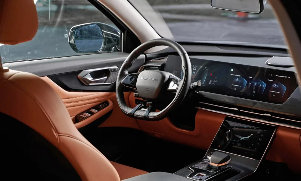 Фото BAIC X75 (2024) — передняя панель. Архитектура передней панели: ярусы, вставки и консоль в коричневой гамме. Минимум физических кнопок — ставка на экранное управление BAIC X75 (2024) — передняя панель