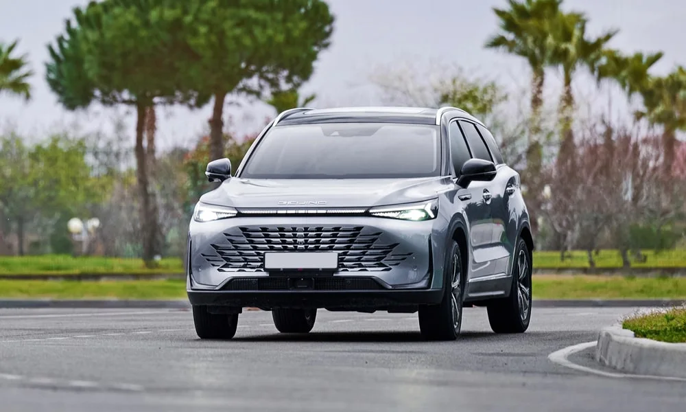 Фото BAIC X75 (2024) — вид спереди, фото 7. Кузов в сером цвете: рисунок оптики и решётки задаёт узнаваемое «лицо» модели BAIC X75 (2024) — вид спереди, фото 7