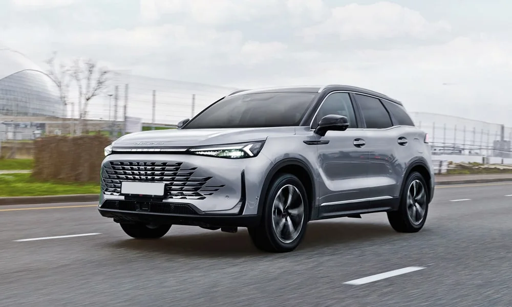 Фото BAIC X75 (2024) — вид спереди, фото 8. Анфас: пропорции капота, посадка кузова и графика ходовых огней. Рисунок ходовых огней — подпись модели, по нему её узнают в потоке BAIC X75 (2024) — вид спереди, фото 8