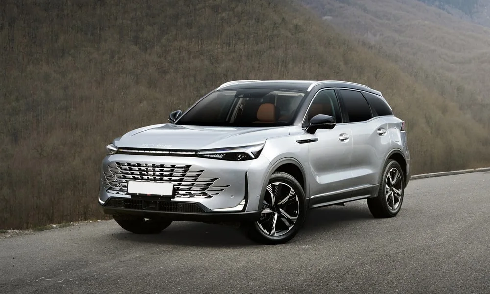 Фото BAIC X75 (2024) — вид спереди, фото 9. Кузов в серебристом цвете: рисунок оптики и решётки задаёт узнаваемое «лицо» модели BAIC X75 (2024) — вид спереди, фото 9
