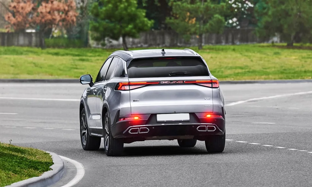 Фото BAIC X75 (2024) — вид сзади, фото 3. Графика фонарей, бампер и оформление пятой двери. Насадки выхлопа или их имитация внизу бампера различают версии BAIC X75 (2024) — вид сзади, фото 3
