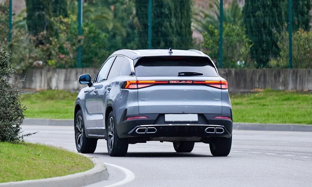Фото BAIC X75 (2024) — вид сзади, фото 5. Серый кузов сзади — фонари и бампер определяют ночной образ модели BAIC X75 (2024) — вид сзади, фото 5