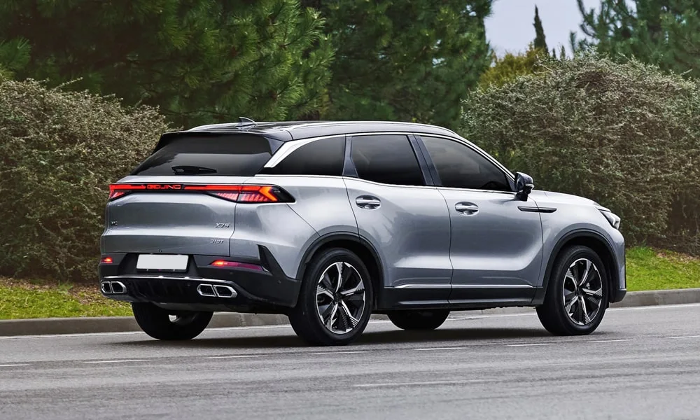 Фото BAIC X75 (2024) — вид сзади, фото 6. Графика фонарей, бампер и оформление пятой двери. Светодиодная полоса или раздельные секции — задняя оптика стала главным украшением кормы BAIC X75 (2024) — вид сзади, фото 6