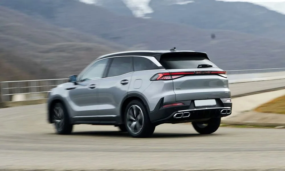 Фото BAIC X75 (2024) — вид сзади, фото 7. Серый кузов сзади — фонари и бампер определяют ночной образ модели. Светодиодная полоса или раздельные секции — задняя оптика стала главным украшением кормы BAIC X75 (2024) — вид сзади, фото 7