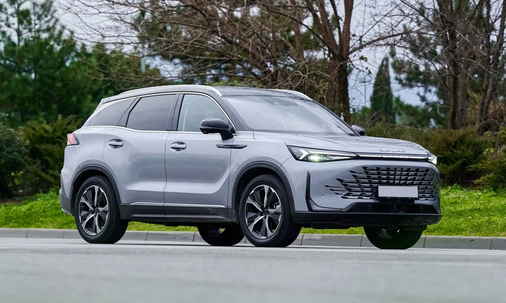 Фото BAIC X75 (2024) — вид сбоку, фото 2. Серый кузов в профиль — пропорции, высота посадки и дизайн дисков. Хромированные или чёрные молдинги окон отличают комплектации BAIC X75 (2024) — вид сбоку, фото 2