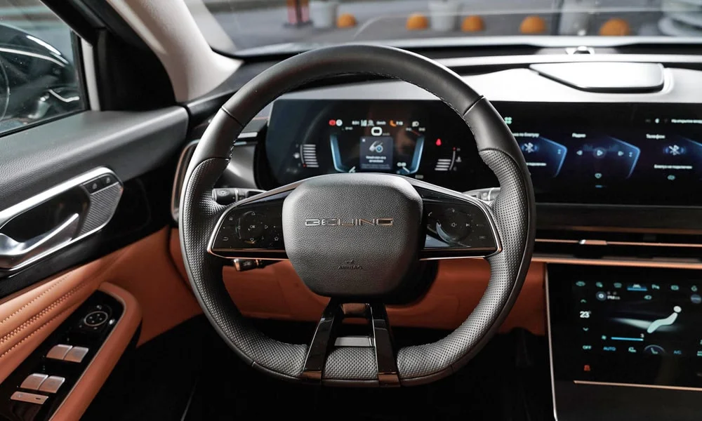 Фото BAIC X75 (2024) — руль. Обшивка обода и компоновка спиц крупным планом BAIC X75 (2024) — руль