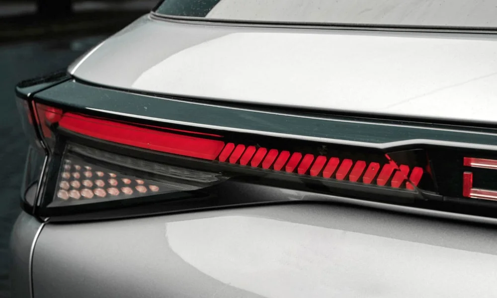 Фото BAIC X75 (2024) — задние фонари. Графика секций крупным планом — ночная подпись модели. Динамические поворотники с бегущей индикацией встречаются в старших комплектациях BAIC X75 (2024) — задние фонари