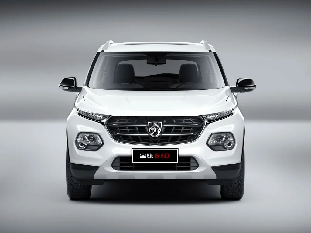 Фото Baojun 510 (2019) — вид спереди, фото 6. Три четверти спереди: видно и «лицо», и профиль разом Baojun 510 (2019) — вид спереди, фото 6