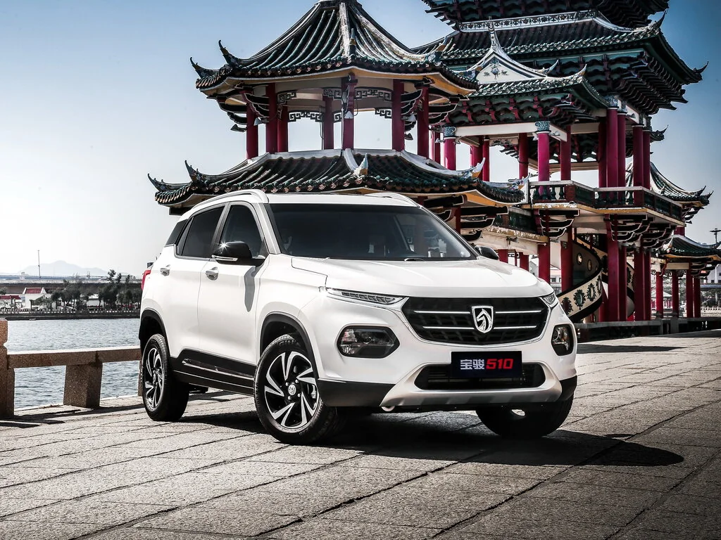 Фото Baojun 510 (2019) — вид спереди, фото 8. Передняя часть крупно: рисунок ходовых огней и воздухозаборники Baojun 510 (2019) — вид спереди, фото 8