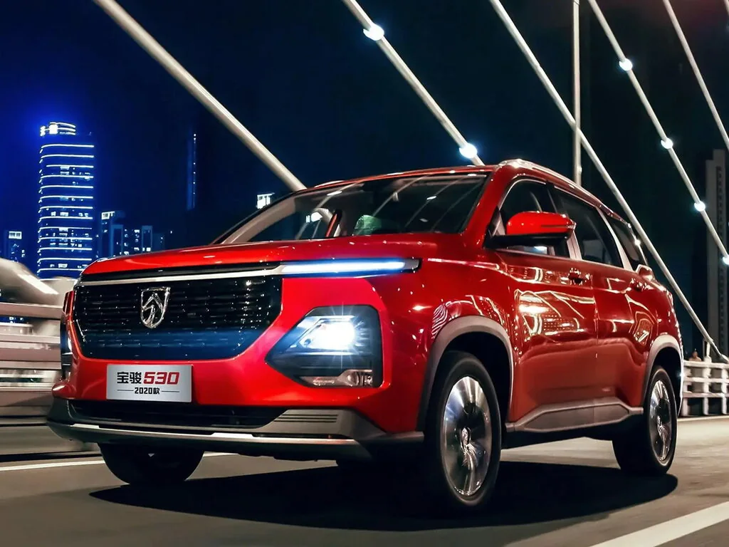 Фото Baojun 530 (2019) — вид спереди, фото 3. Три четверти спереди: видно и «лицо», и профиль разом Baojun 530 (2019) — вид спереди, фото 3