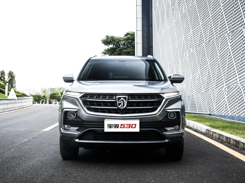 Фото Baojun 530 (2019) — вид спереди, фото 6. Три четверти спереди: видно и «лицо», и профиль разом Baojun 530 (2019) — вид спереди, фото 6