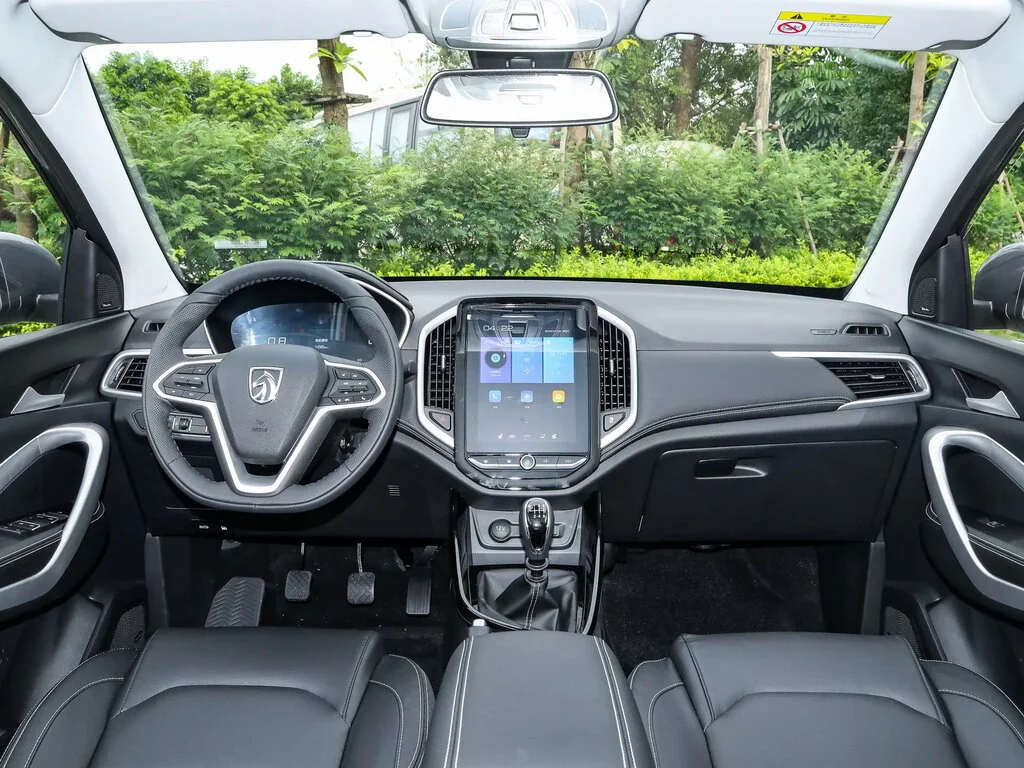 Фото Baojun 530 (2019) — интерьер. Общий план салона: панель, консоль и передние кресла Baojun 530 (2019) — интерьер
