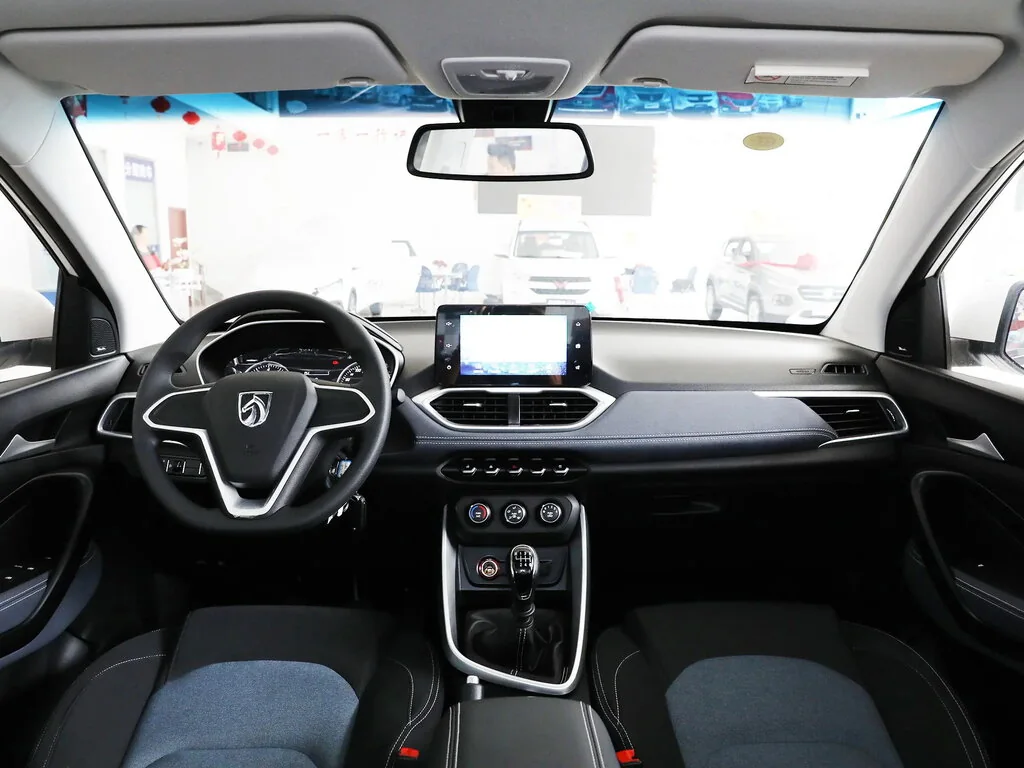 Фото Baojun 530 (2019) — интерьер, фото 4. Общий план салона: панель, консоль и передние кресла Baojun 530 (2019) — интерьер, фото 4