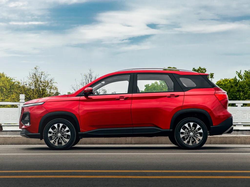 Фото Baojun 530 (2019) — вид сбоку. Профиль: длина кузова, линия крыши и посадка на колёсах Baojun 530 (2019) — вид сбоку