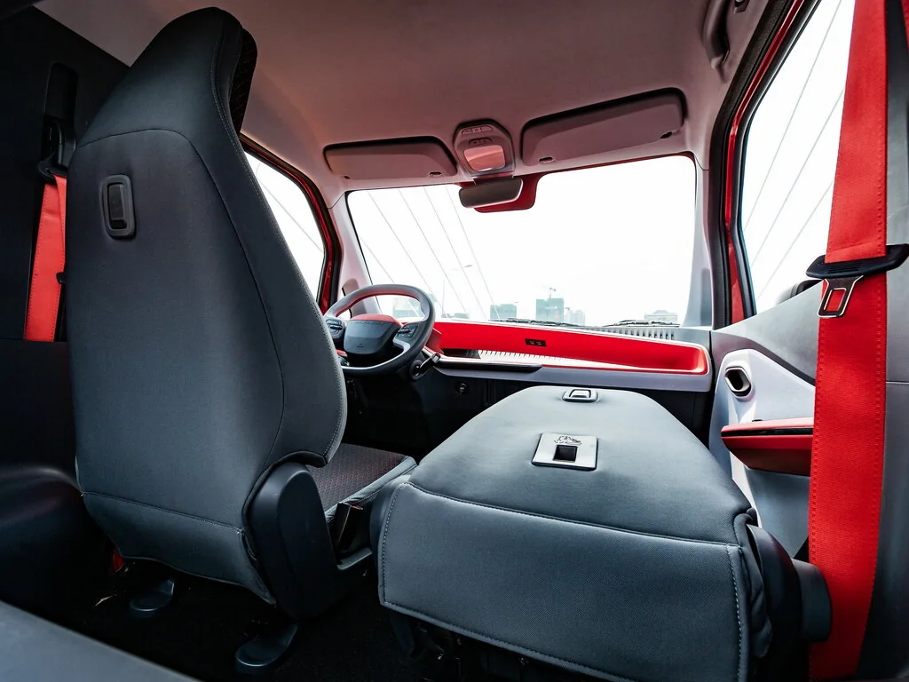 Фото Baojun E200 (2021) — передние сиденья. Передние кресла: профиль спинки, подушка и отделка Baojun E200 (2021) — передние сиденья