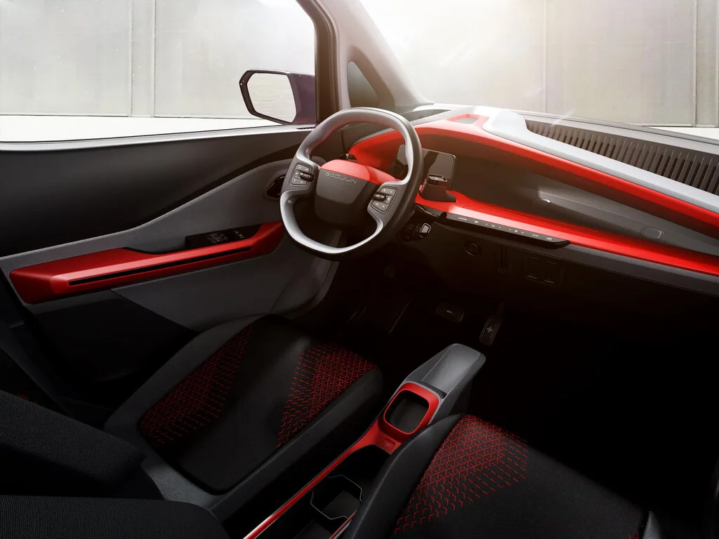 Фото Baojun E200 (2021) — интерьер. Общий план салона: панель, консоль и передние кресла Baojun E200 (2021) — интерьер