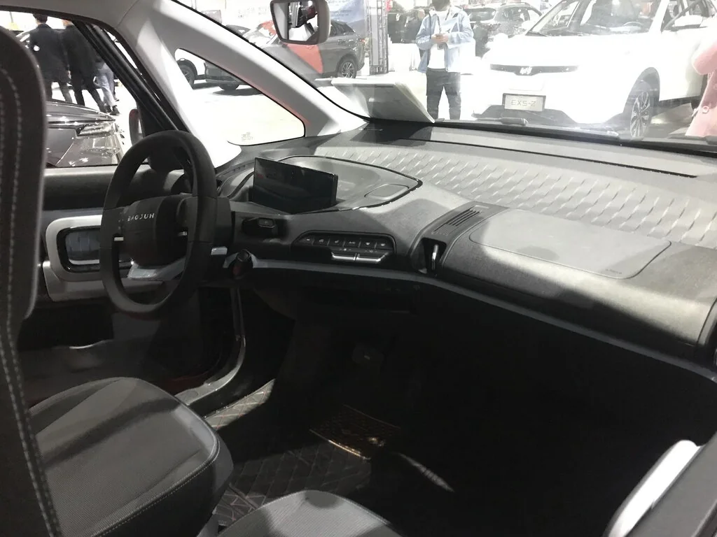 Фото Baojun E300 (2021) — интерьер. Общий план салона: панель, консоль и передние кресла Baojun E300 (2021) — интерьер