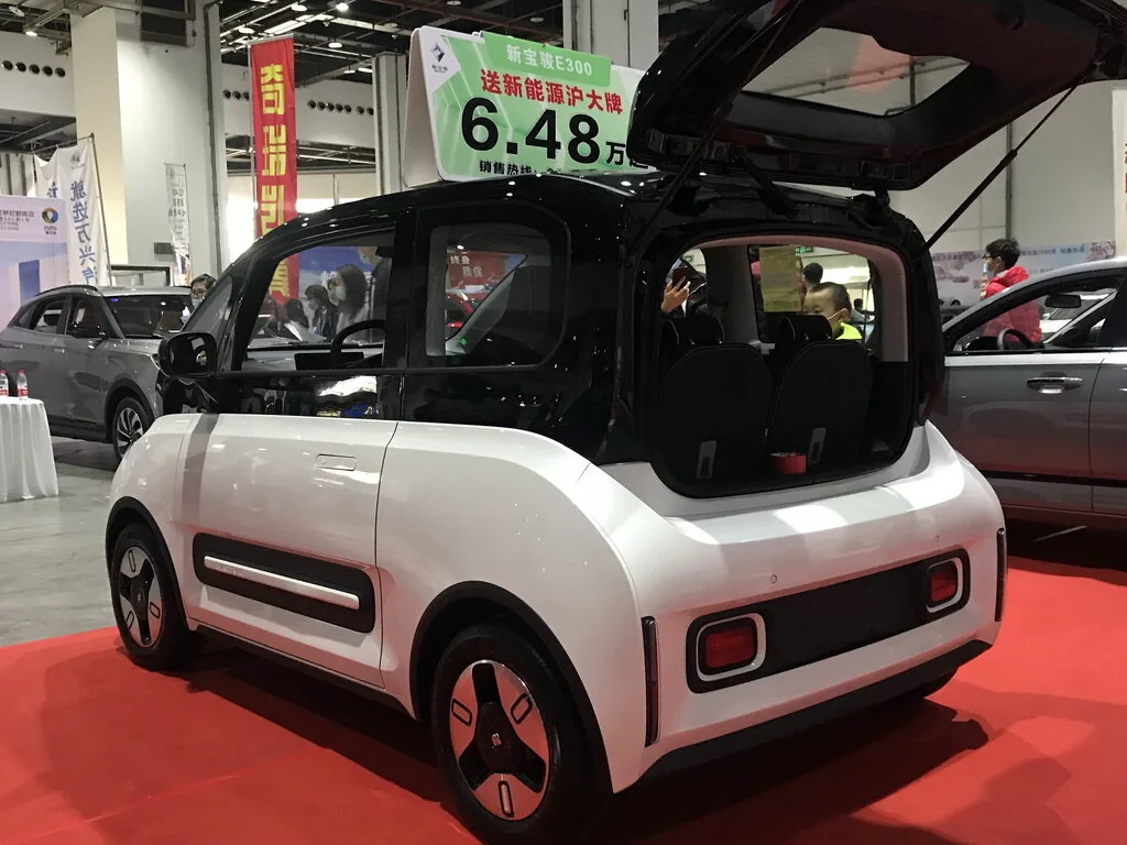 Baojun E300