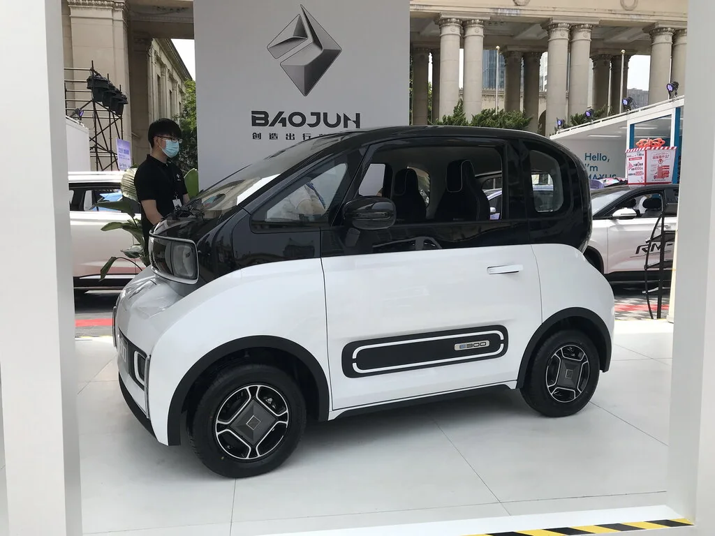 Baojun E300 (2021) — вид сбоку, фото 4