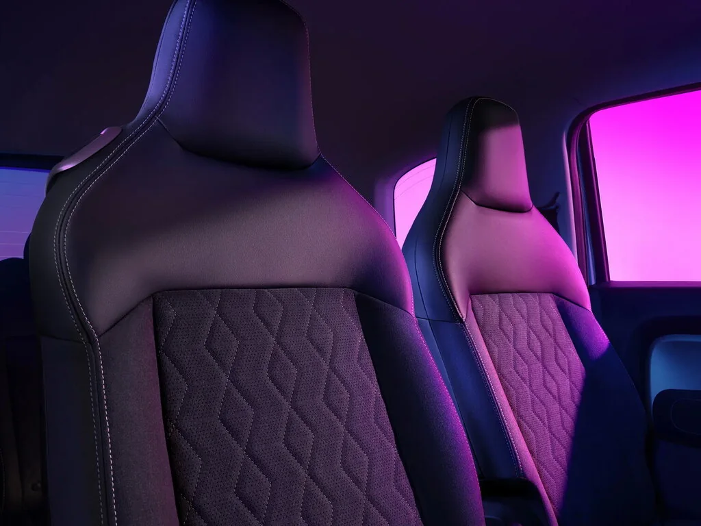 Фото Baojun KiWi EV (2022) — передние сиденья. Передние кресла: профиль спинки, подушка и отделка Baojun KiWi EV (2022) — передние сиденья
