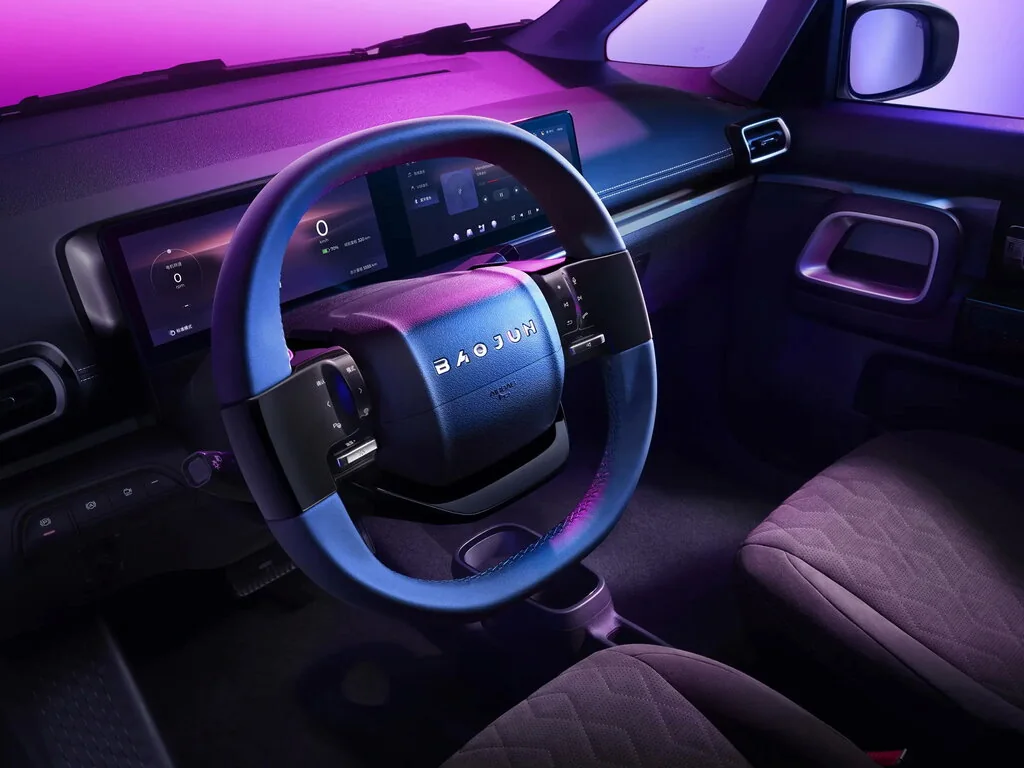 Фото Baojun KiWi EV (2022) — интерьер, фото 2. Салон целиком: как расставлены кресла и что под рукой у водителя Baojun KiWi EV (2022) — интерьер, фото 2