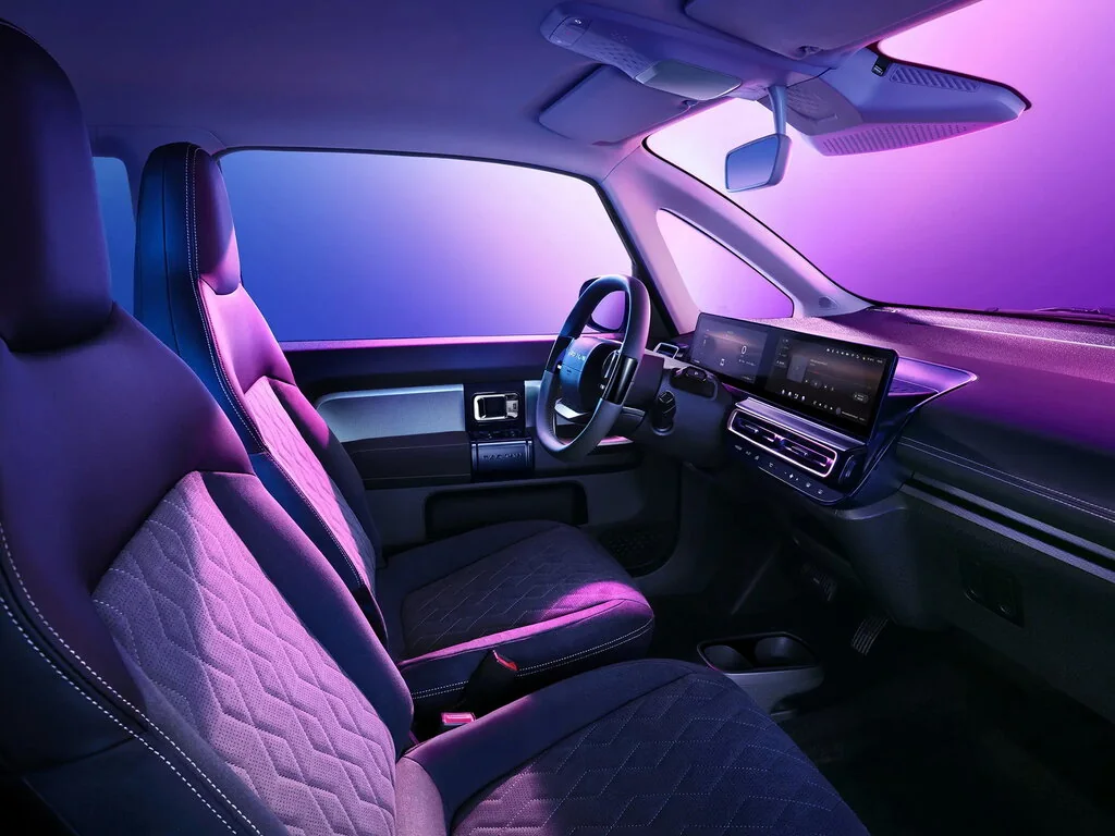 Фото Baojun KiWi EV (2022) — интерьер, фото 3. Обзор салона: отделка, стыки панелей и рабочее место водителя Baojun KiWi EV (2022) — интерьер, фото 3