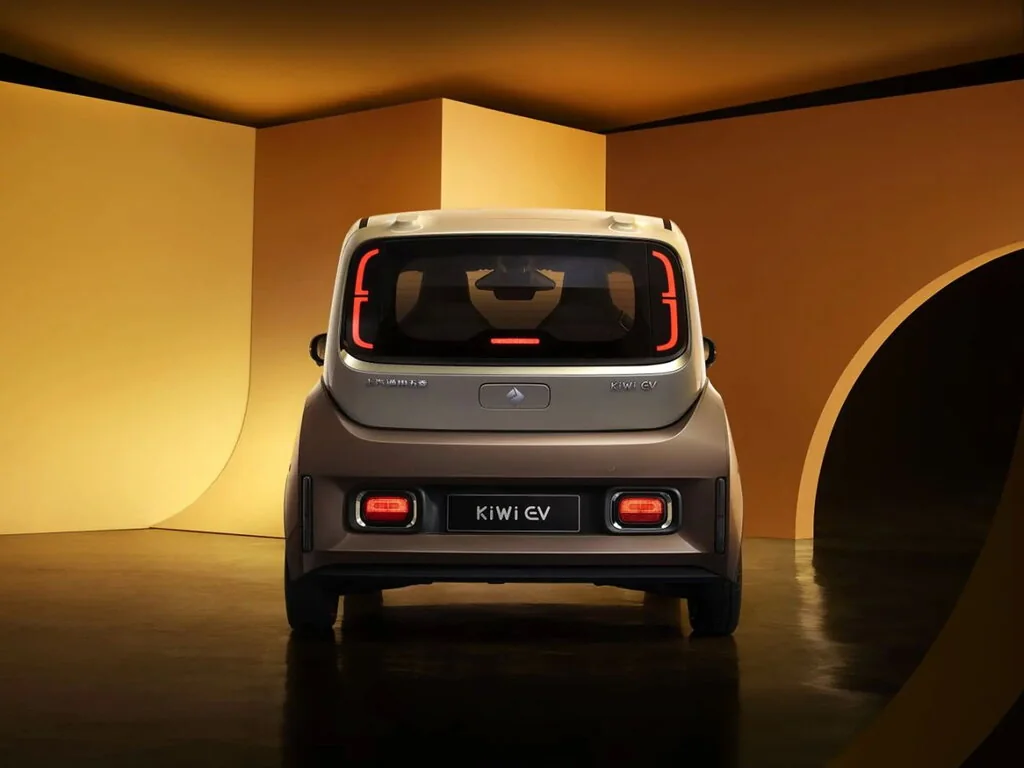 Фото Baojun KiWi EV (2022) — вид сзади, фото 2. Задняя часть крупно: ширина кормы и выпускная система Baojun KiWi EV (2022) — вид сзади, фото 2