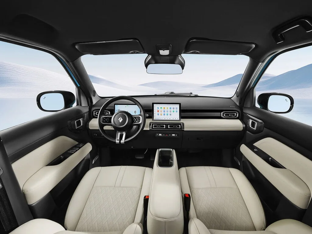 Фото Baojun Yep Plus (2024) — интерьер. Общий план салона: панель, консоль и передние кресла Baojun Yep Plus (2024) — интерьер