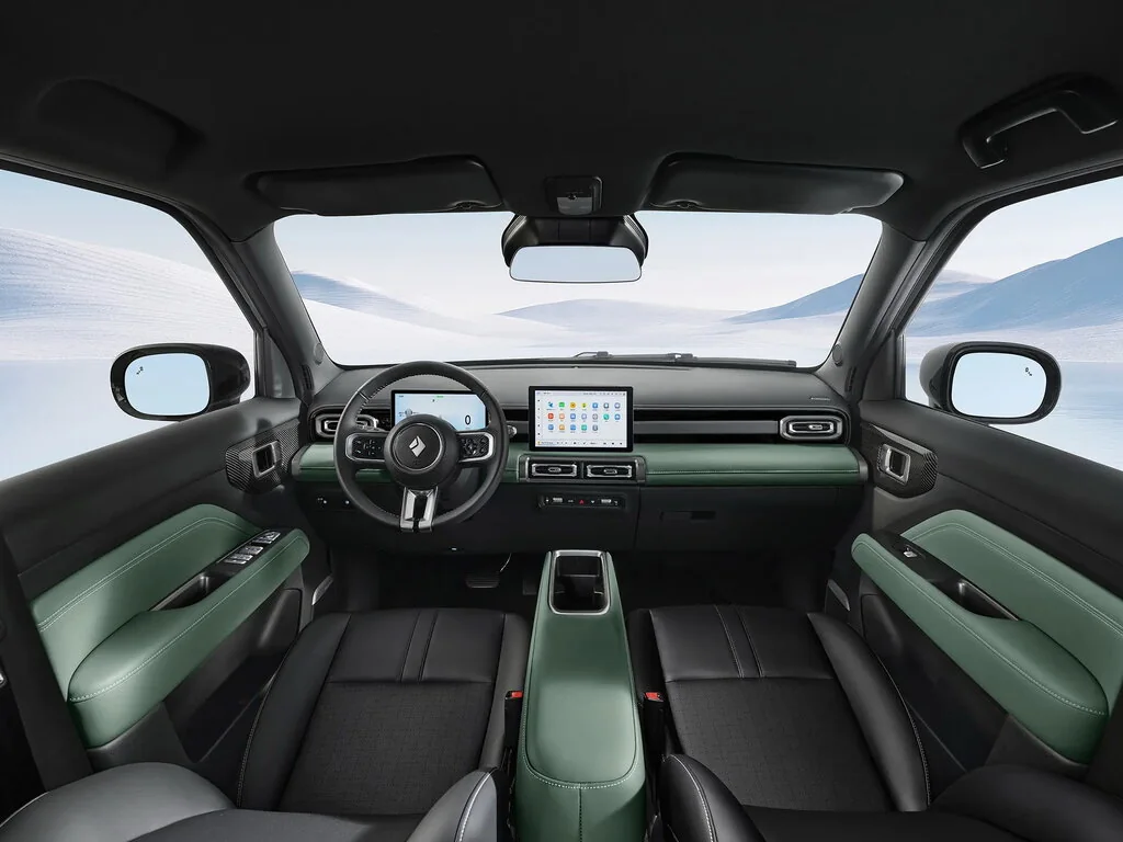 Фото Baojun Yep Plus (2024) — интерьер, фото 2. Салон целиком: как расставлены кресла и что под рукой у водителя Baojun Yep Plus (2024) — интерьер, фото 2