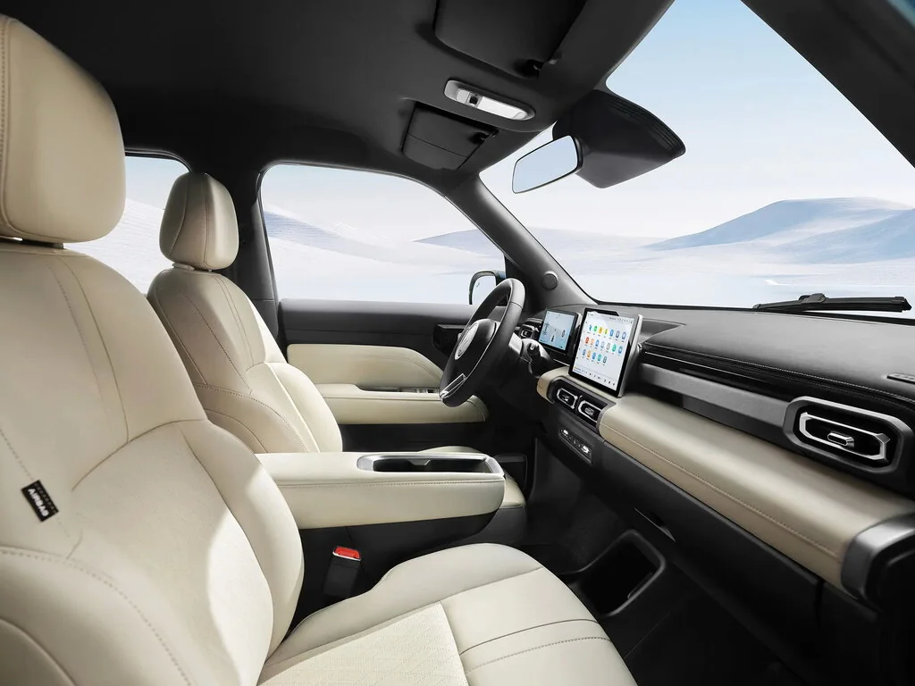 Фото Baojun Yep Plus (2024) — интерьер, фото 3. Обзор салона: отделка, стыки панелей и рабочее место водителя Baojun Yep Plus (2024) — интерьер, фото 3