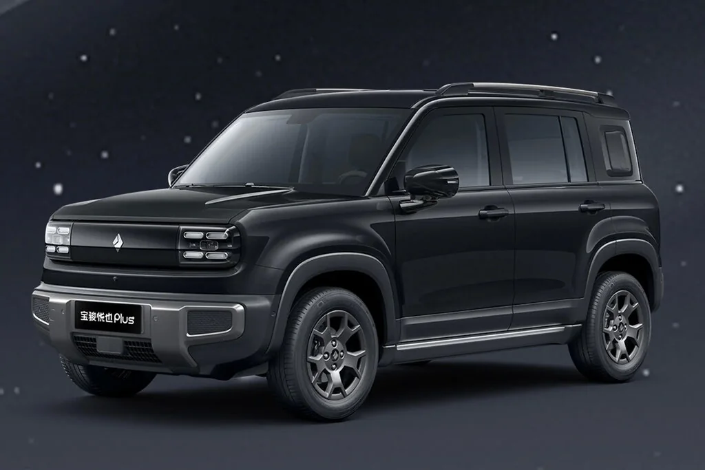 Фото Baojun Yep Plus (2024) — вид сбоку, фото 2. Вид сбоку целиком: колёсная база и размер арок Baojun Yep Plus (2024) — вид сбоку, фото 2