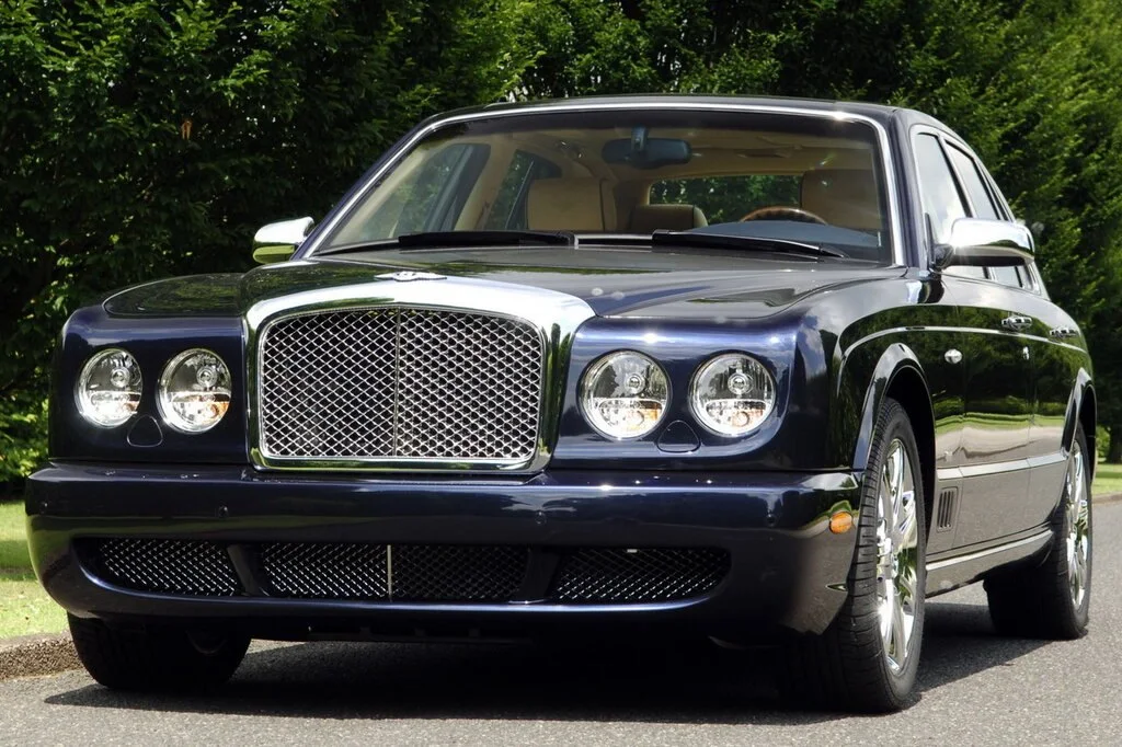 Фото Bentley Arnage (2009) — вид спереди, фото 2. Передняя часть крупно: рисунок ходовых огней и воздухозаборники Bentley Arnage (2009) — вид спереди, фото 2