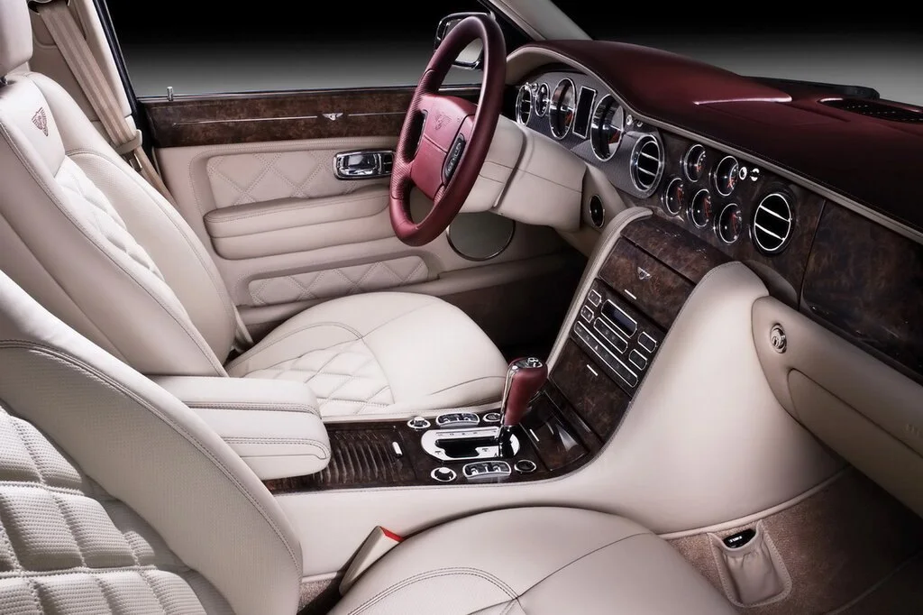 Фото Bentley Arnage (2009) — интерьер. Общий план салона: панель, консоль и передние кресла Bentley Arnage (2009) — интерьер