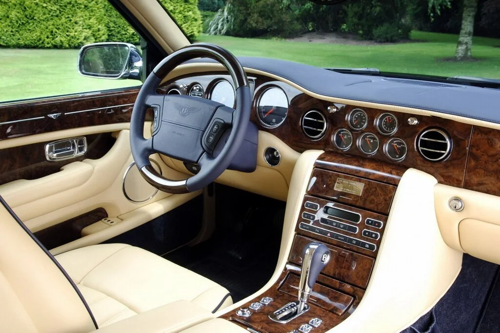 Фото Bentley Arnage (2009) — интерьер, фото 2. Салон целиком: как расставлены кресла и что под рукой у водителя Bentley Arnage (2009) — интерьер, фото 2