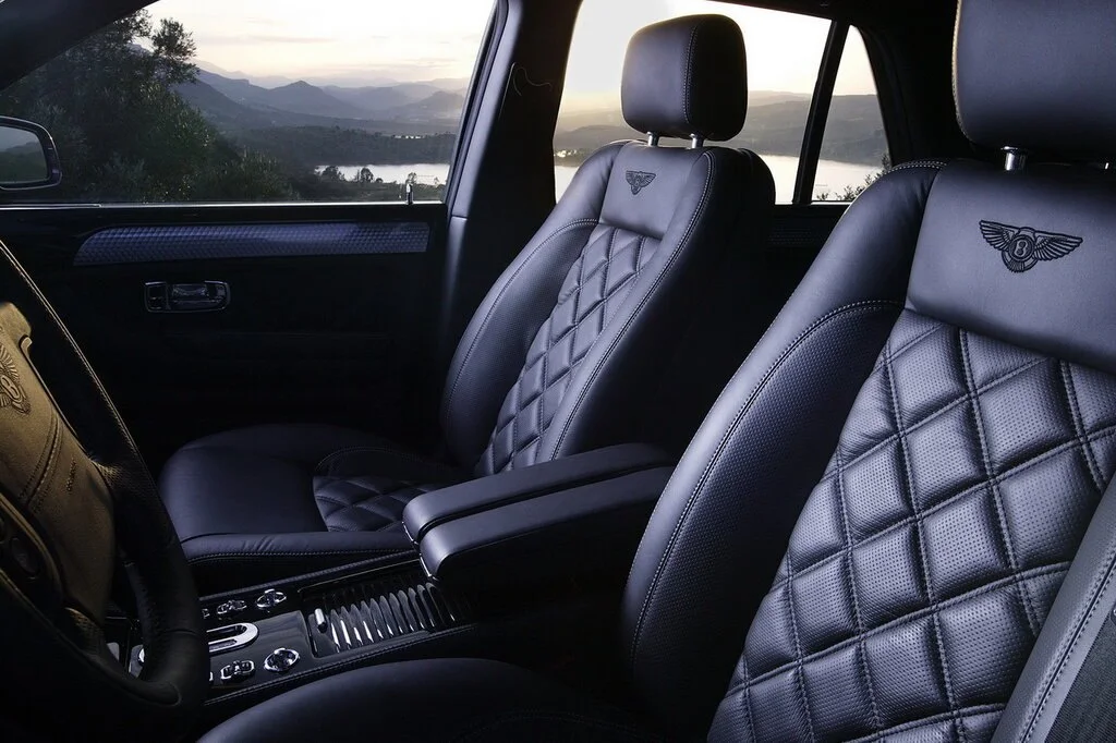 Фото Bentley Arnage (2009) — интерьер, фото 3. Обзор салона: отделка, стыки панелей и рабочее место водителя Bentley Arnage (2009) — интерьер, фото 3