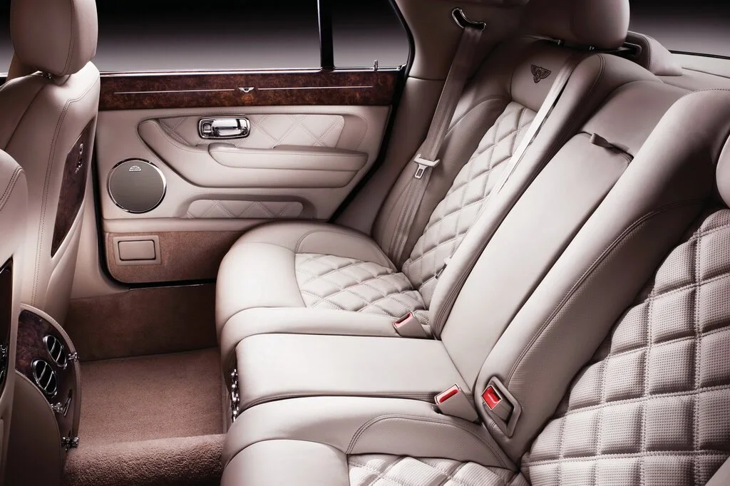 Фото Bentley Arnage (2009) — интерьер, фото 4. Общий план салона: панель, консоль и передние кресла Bentley Arnage (2009) — интерьер, фото 4