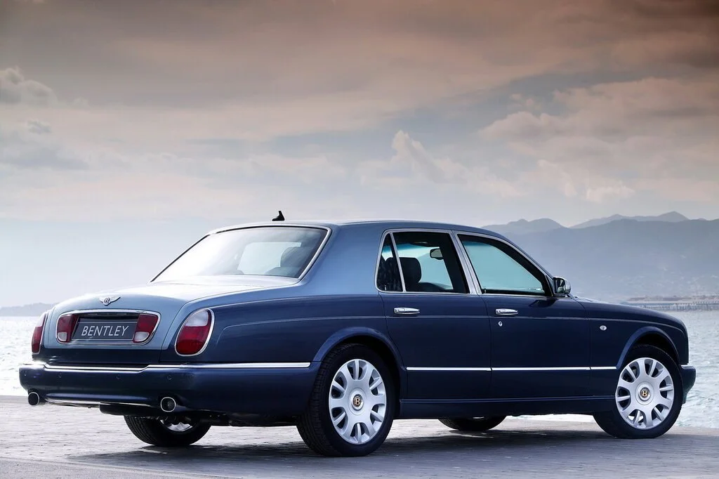Фото Bentley Arnage (2009) — вид сзади. Корма: рисунок фонарей, бампер и оформление пятой двери Bentley Arnage (2009) — вид сзади